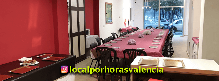 Vista del local para eventos en Valencia con mesa para 30 personas y decoración para cumpleaños